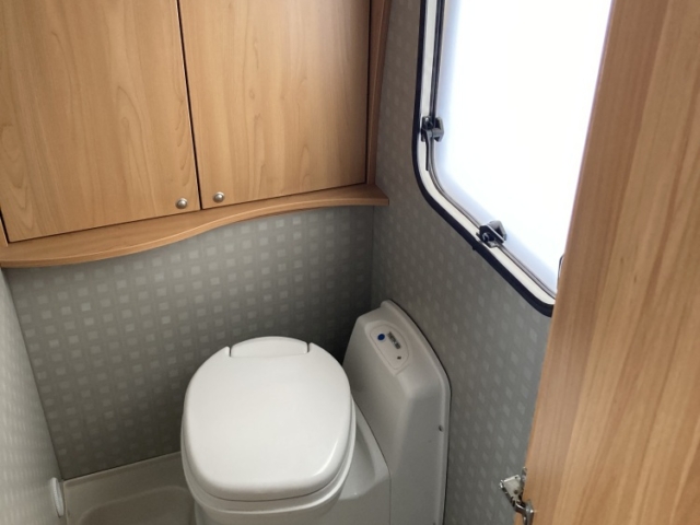 burstner-flipper-460-ts-berelheto-lakokocsi-pecs-24 lakokocsi kolcsonzes, lako auto bérlés, lakó autó bérlés, lakóautó bérlés pécs, lakókocsi bérlés pécs